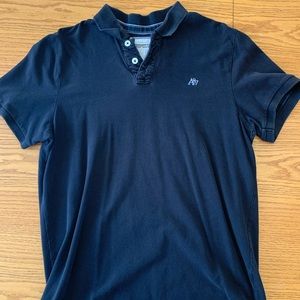 Men’s Aeropostale golf tee.